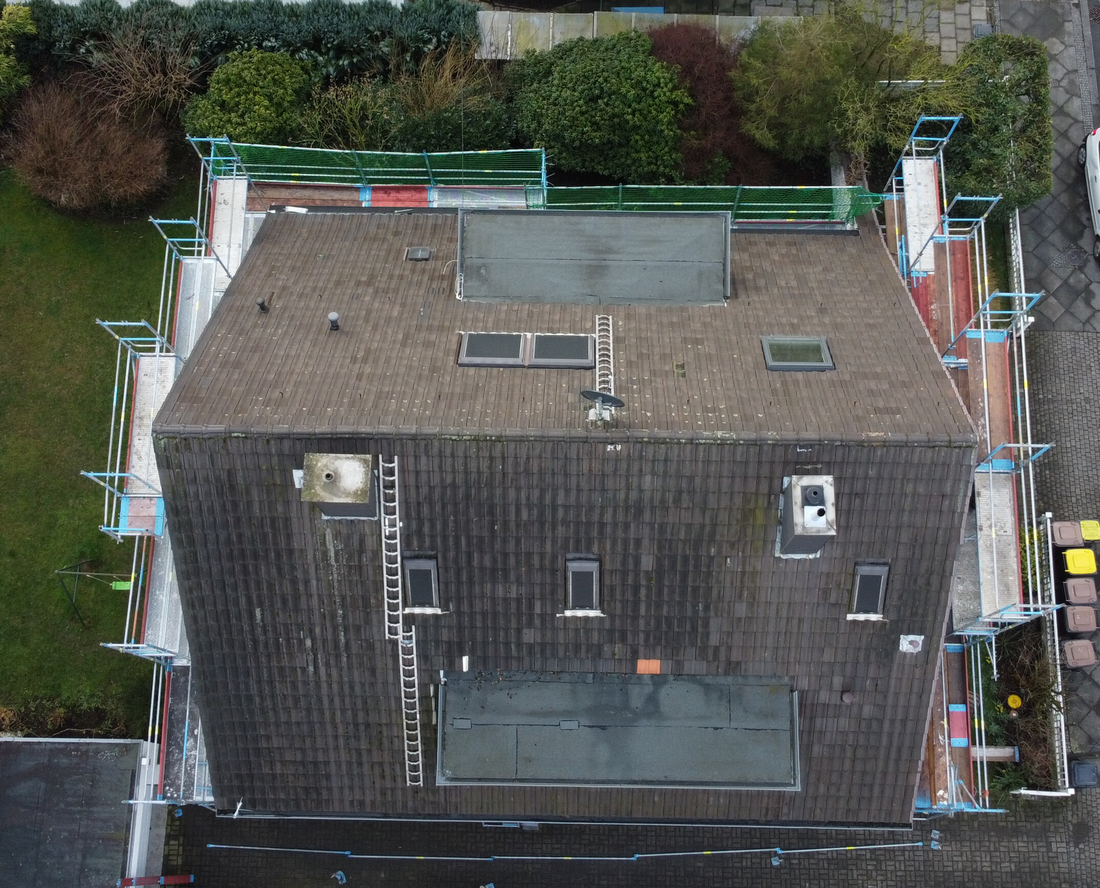 Detail: Anschlussarbeiten am First