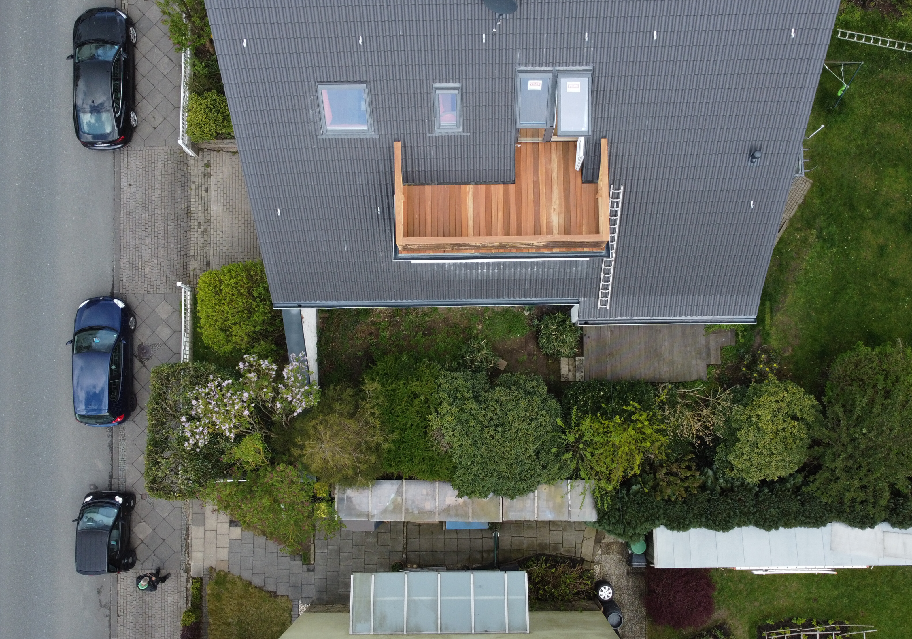 Detail: Dachbalkon – Geländer und Abdichtung