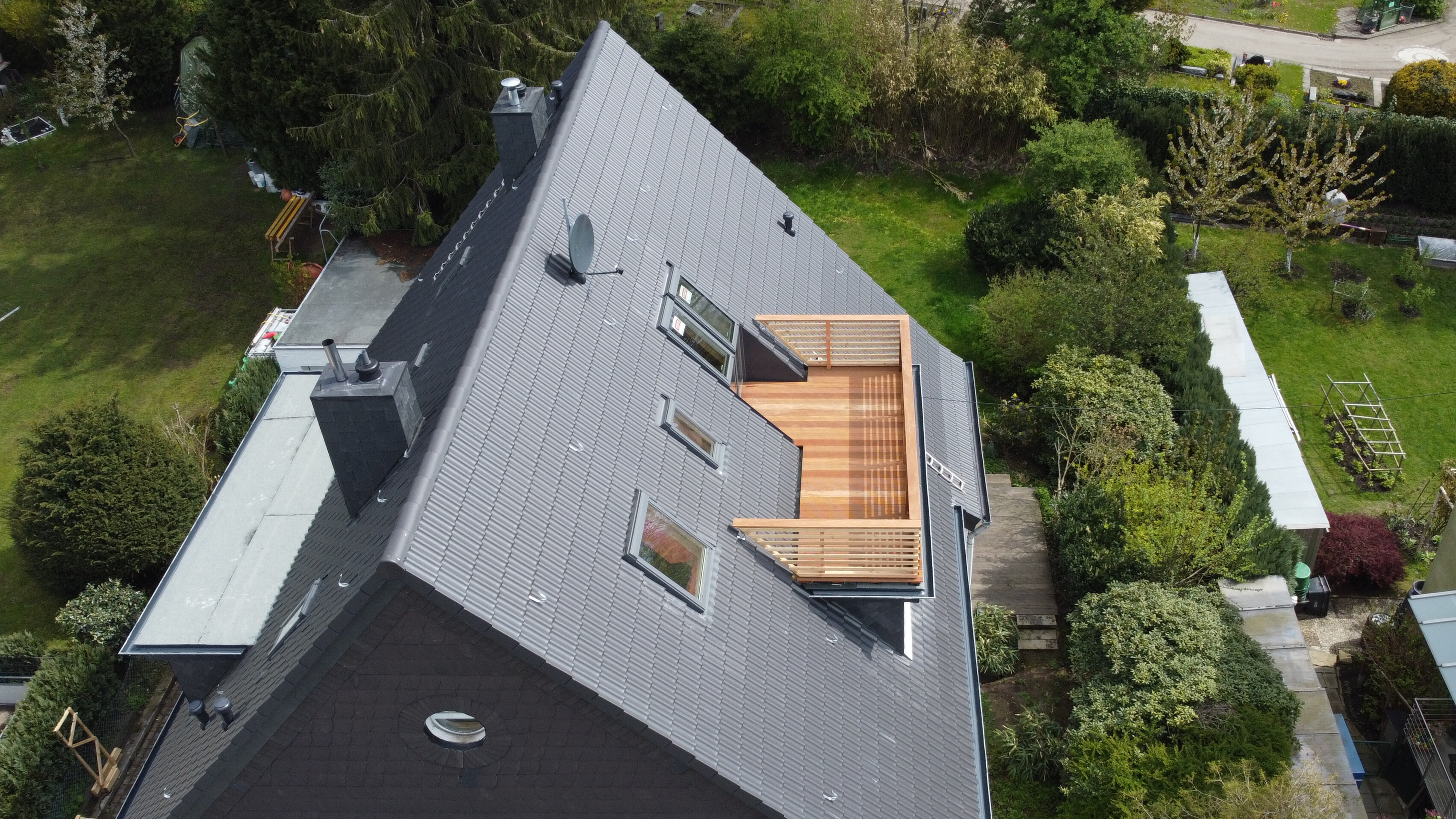 Detail: eingepasstes Dachfenster mit neuer Eindeckung