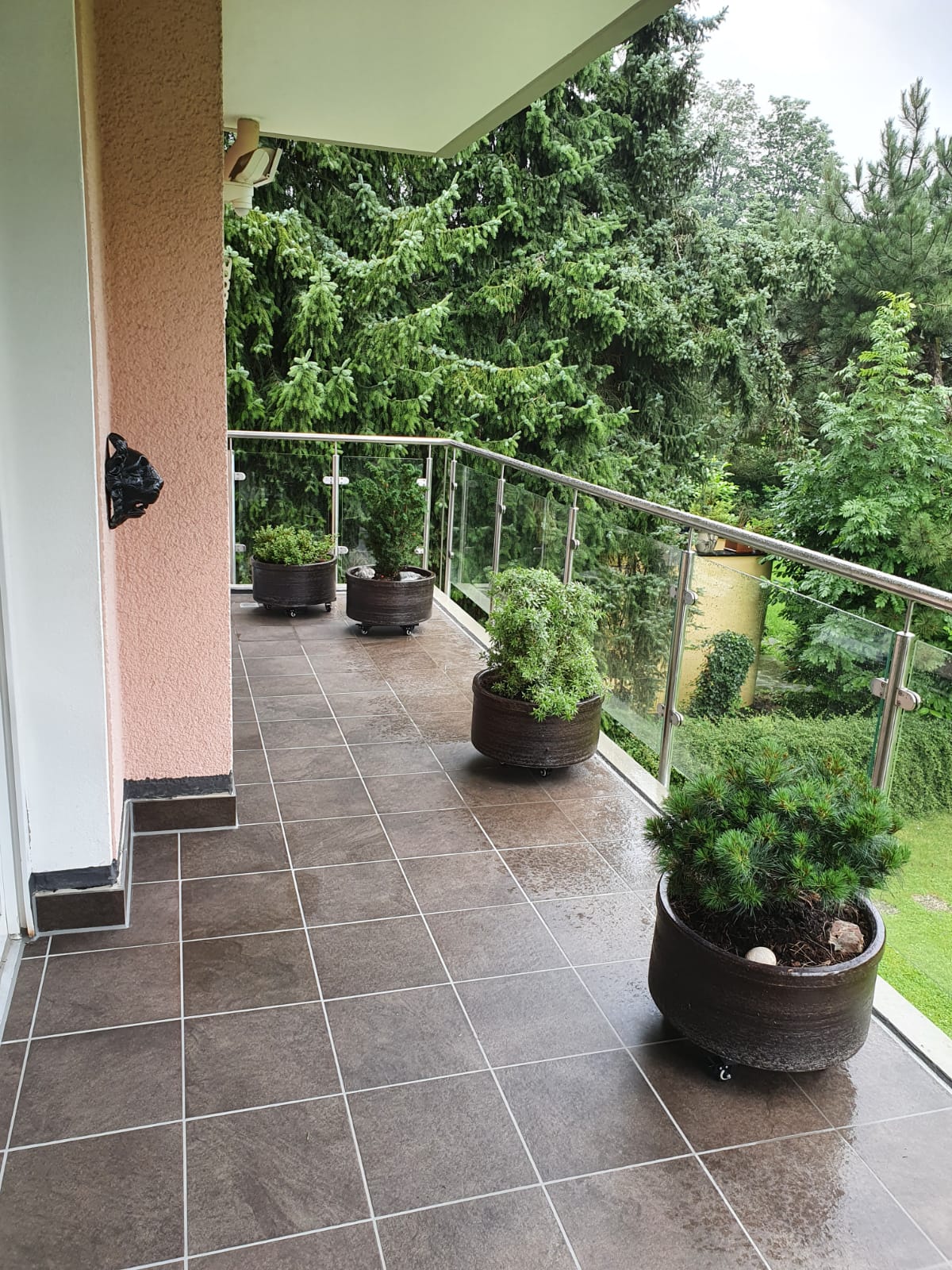 Nachher: vollständig sanierter Balkon mit neuer Abdichtung und Randprofilen