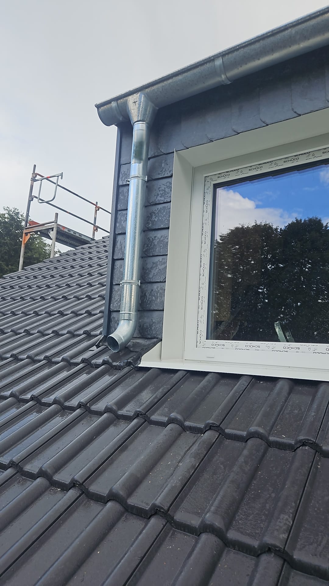 Nachher: neue Gaube mit eingebautem Velux-Dachwohnfenster und modernem Ausbau