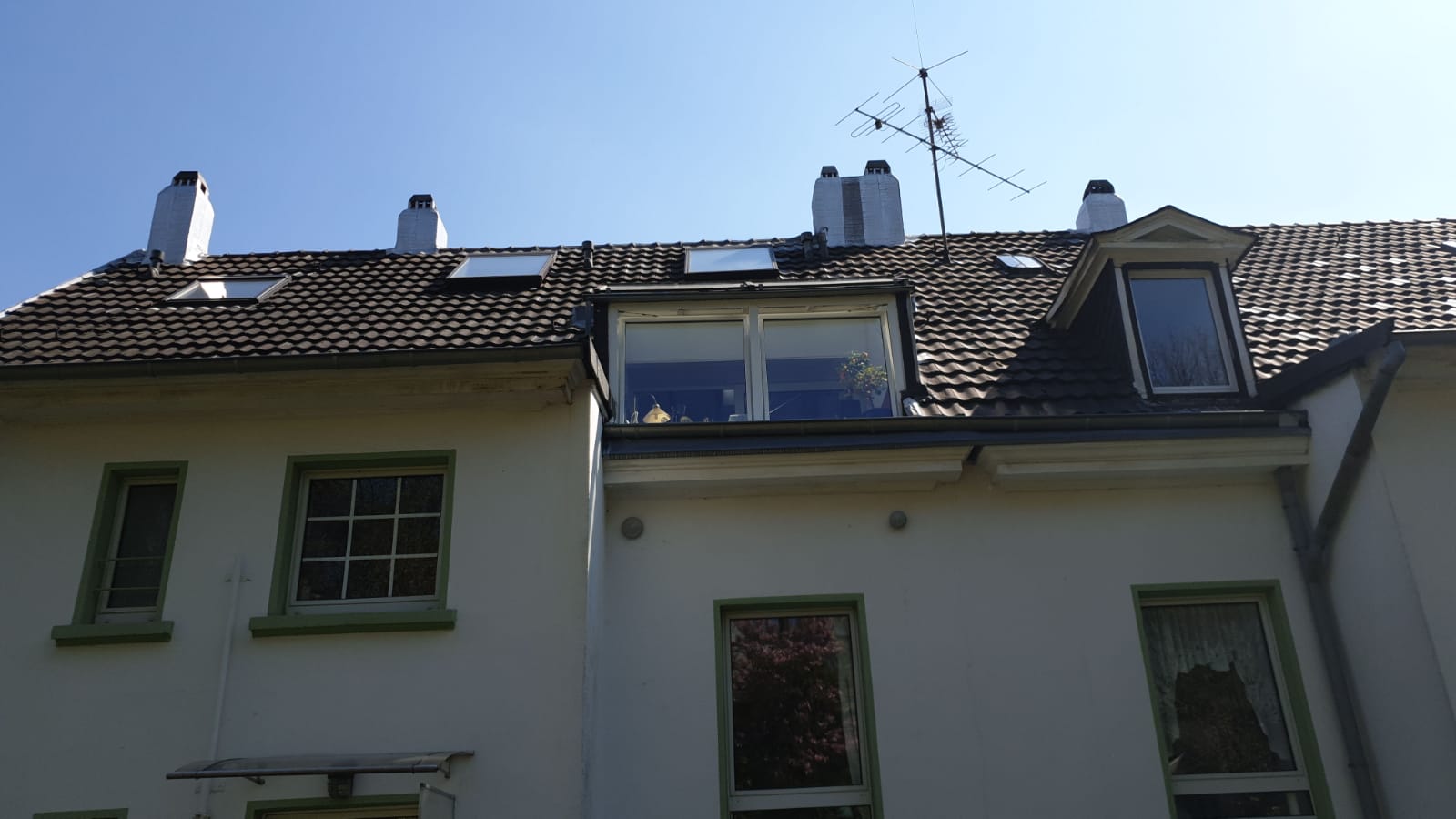 Vorher: Dach mit altem, verschlissenem Dachfenster