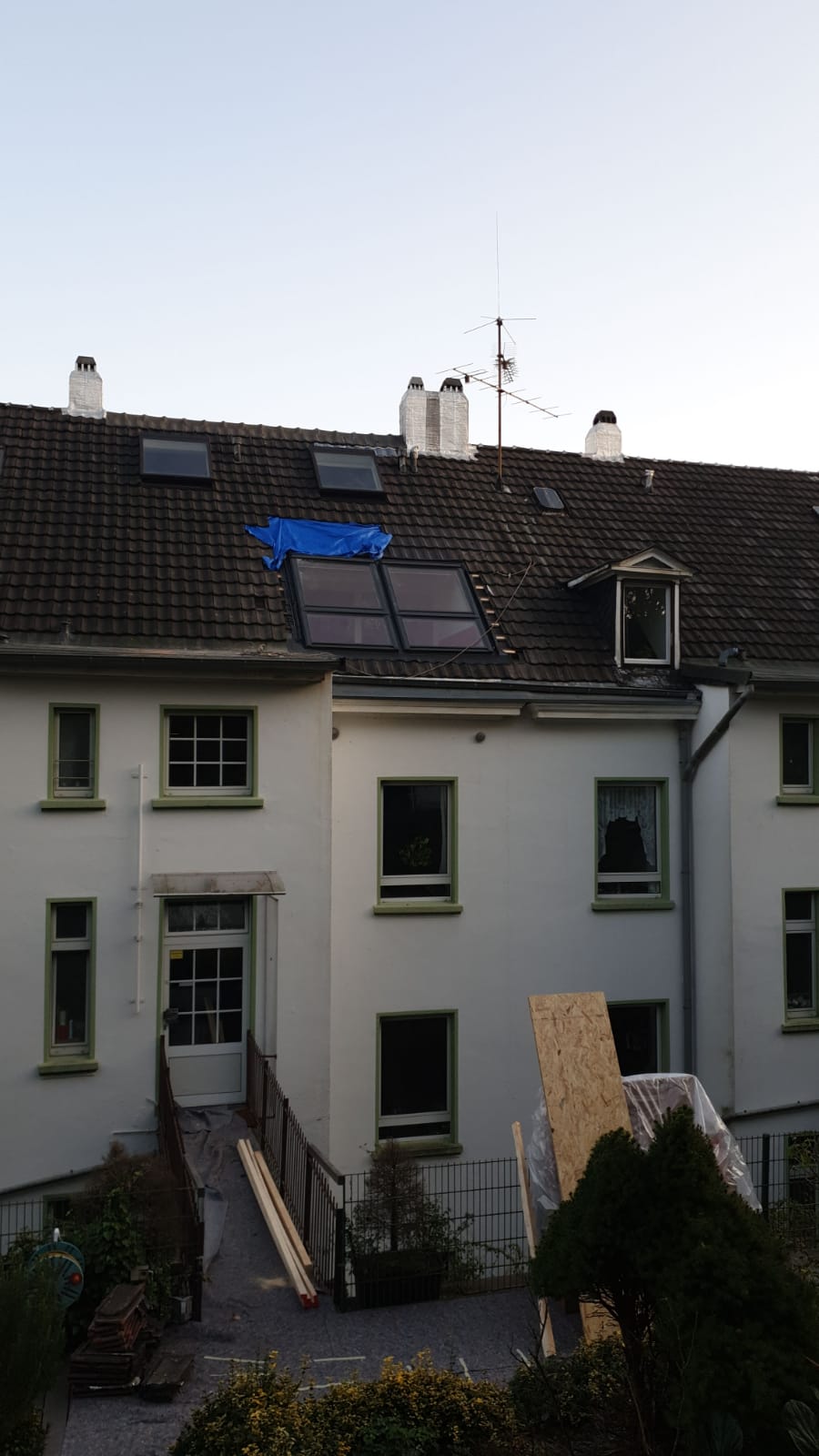 Nachher: modernes Wohnraum-Dachfenster mit verbessertem Lichteinfall und neuer Verkleidung